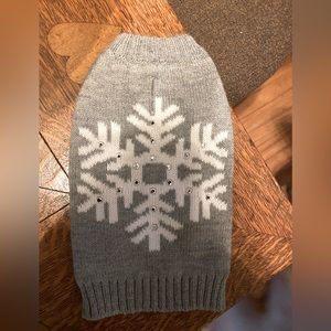 Small snowflake dog sweater.